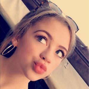 Meet your Posher, Alexis